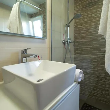 Two Bedroom With Terrace アパート リヴァデ